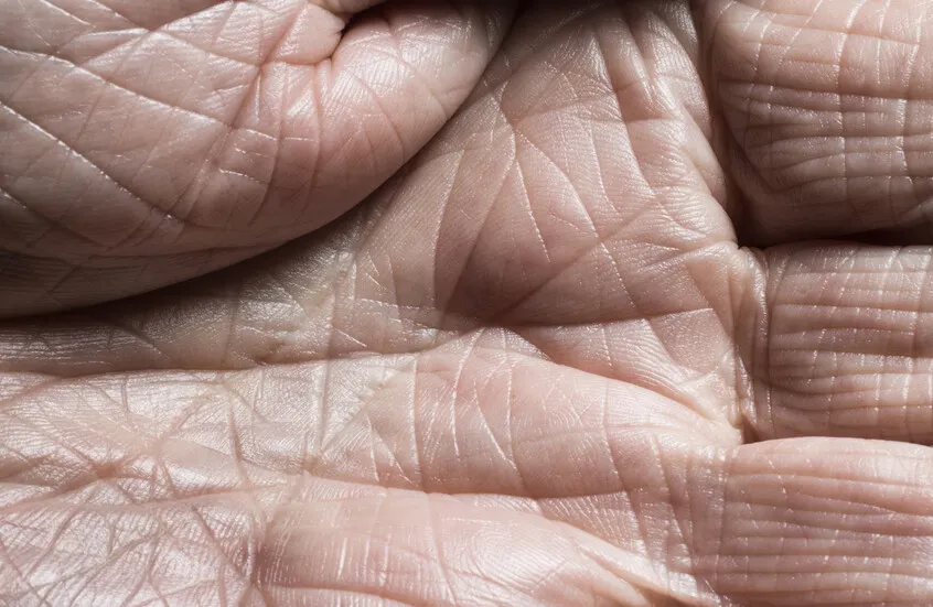 سر مخبأ في الجلد قد يعيد الشباب ويصلح الندوب